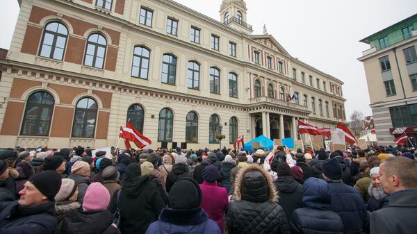 Участники митинга в поддержку мэра Риги Нила Ушакова на Ратушной площади латвийской столицы