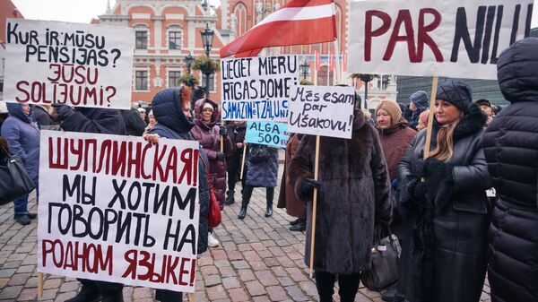 Участники митинга в поддержку мэра Риги Нила Ушакова на Ратушной площади латвийской столиц