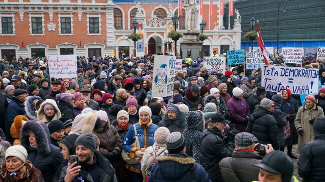 Участники митинга в поддержку мэра Риги Нила Ушакова на Ратушной площади латвийской столицы