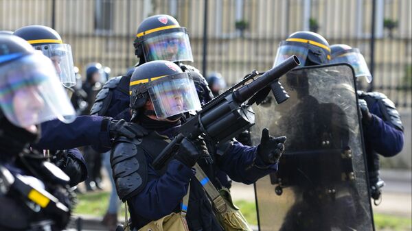 Сотрудники полиции во время акции протеста жёлтых жилетов в Париже. Февраль 2019