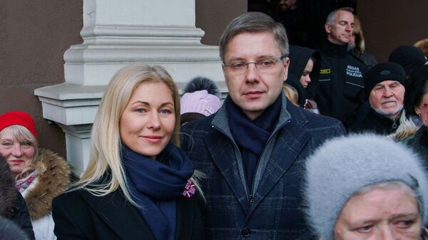 Мэр Риги Нил Ушаков с супругой Иветой на митинге в свою поддержку на Ратушной площади латвийской столицы