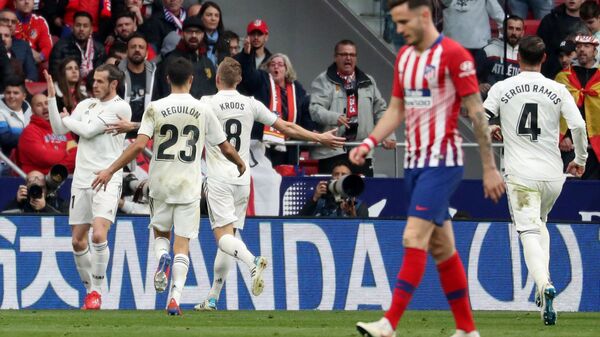 Футболисты Реала радуются забитому мячу в ворота Атлетико