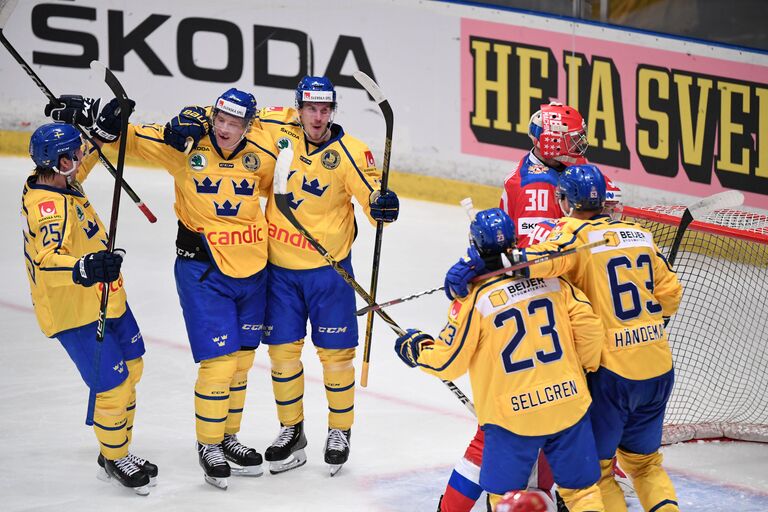 Хоккеисты сборной Швеции радуются заброшенной шайбе в ворота россиян Хоккеисты сборной Швеции радуются заброшенной шайбе в ворота россиян