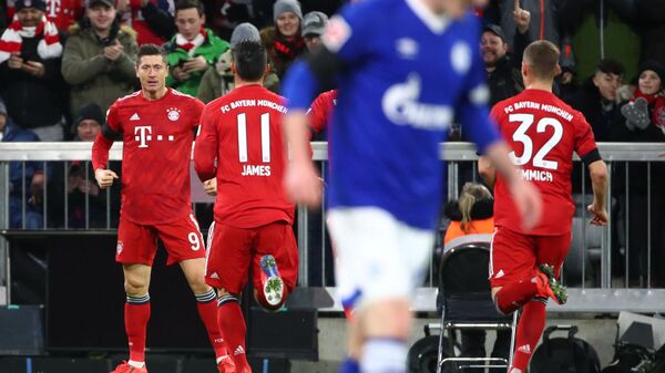 Футболисты Баварии радуются забитому мячу в ворота Шальке