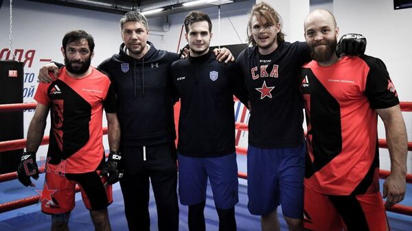Хоккеисты СКА на тренировке с бойцами MMA