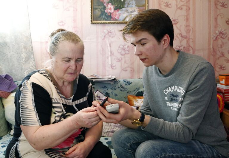 Волонтер помогает подключить приставку для цифрового эфирного телевидения жительнице города Гаврилов Ям Волонтер помогает подключить приставку для цифрового эфирного телевидения жительнице города Гаврилов Ям