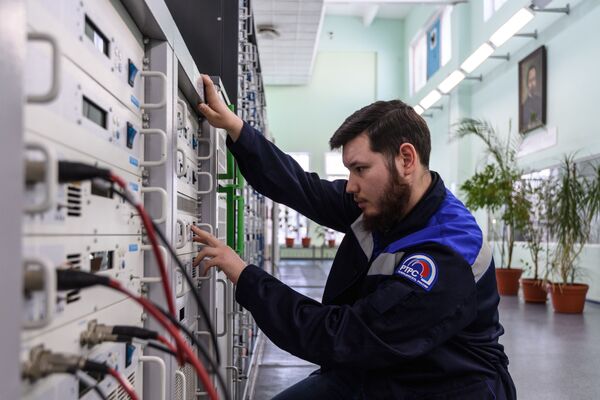 Инженер в аппаратной Тульского областного радиотелевизионного передающего центра