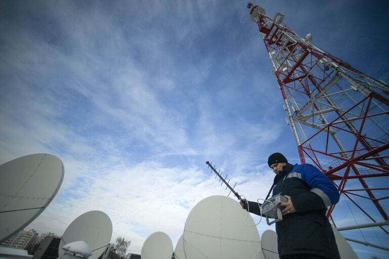 Инженеры настраивают оборудование телевизионной вышки на территории Рязанского областного радиотелевизионного передающего центра Инженеры настраивают оборудование телевизионной вышки на территории Рязанского областного радиотелевизионного передающего центра