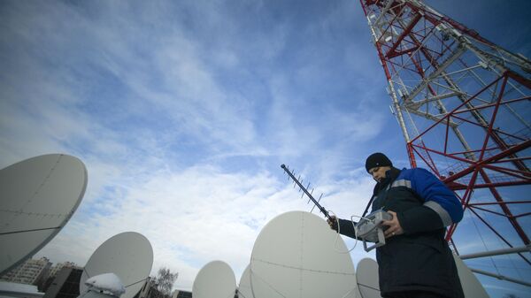 Инженеры настраивают оборудование телевизионной вышки на территории Рязанского областного радиотелевизионного передающего центра