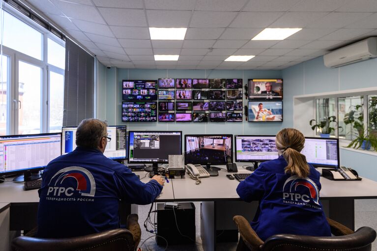 Инженеры в аппаратной Тульского областного радиотелевизионного передающего центра Инженеры в аппаратной Тульского областного радиотелевизионного передающего центра