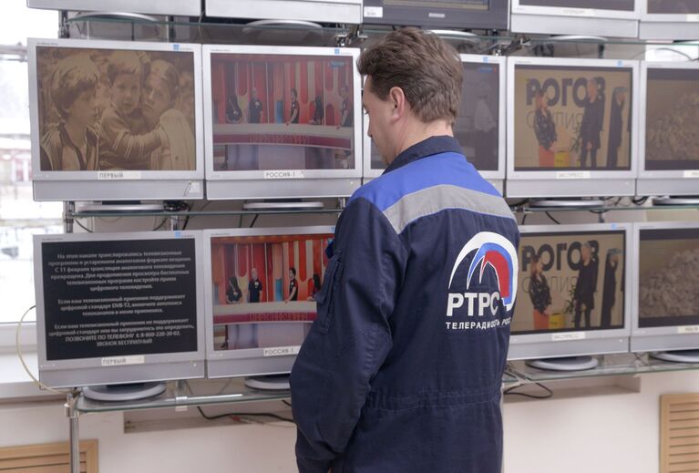 Работник Пензенского областного радиотелевизионного передающего центра в зале аналогового вещания Работник Пензенского областного радиотелевизионного передающего центра в зале аналогового вещания