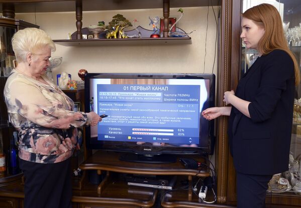 Волонтер помогает жительнице города Пенза подключить устройство захвата цифрового сигнала для ТВ приемника
