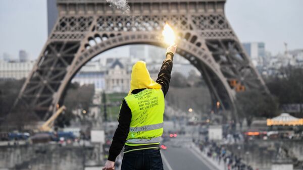 Участник акции протеста жёлтых жилетов в Париже. Архивное фото