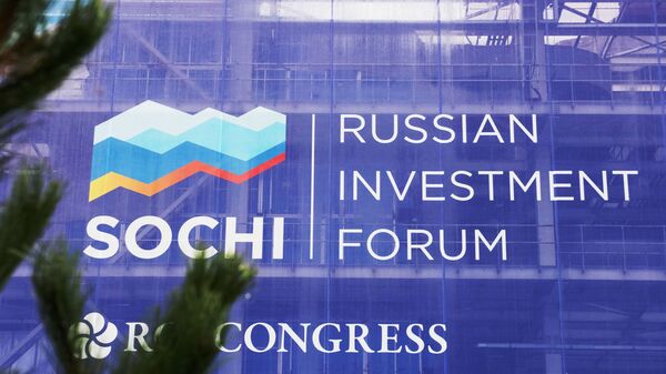 Баннер с символикой Российского инвестиционного форума в Сочи