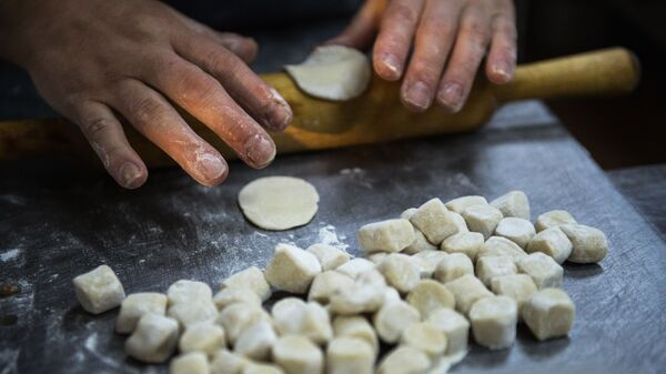 В Челябинской области серебряные волонтеры обучают детей кулинарии