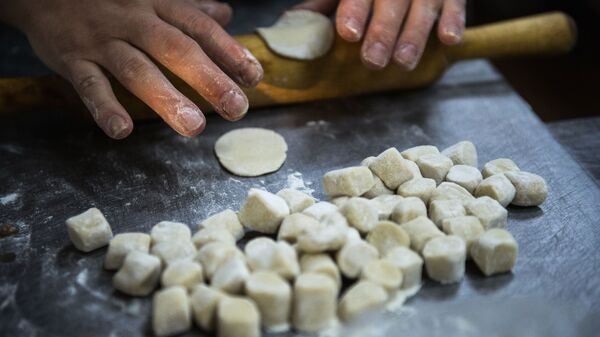 В Челябинской области серебряные волонтеры обучают детей кулинарии