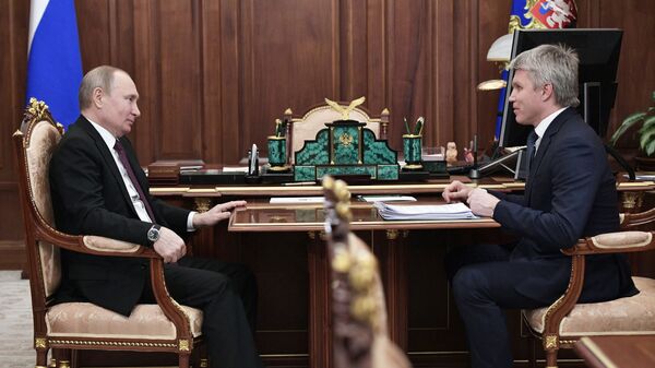 Президент РФ Владимир Путин и министр спорта РФ Павел Колобков во время встречи. 11 февраля 2019