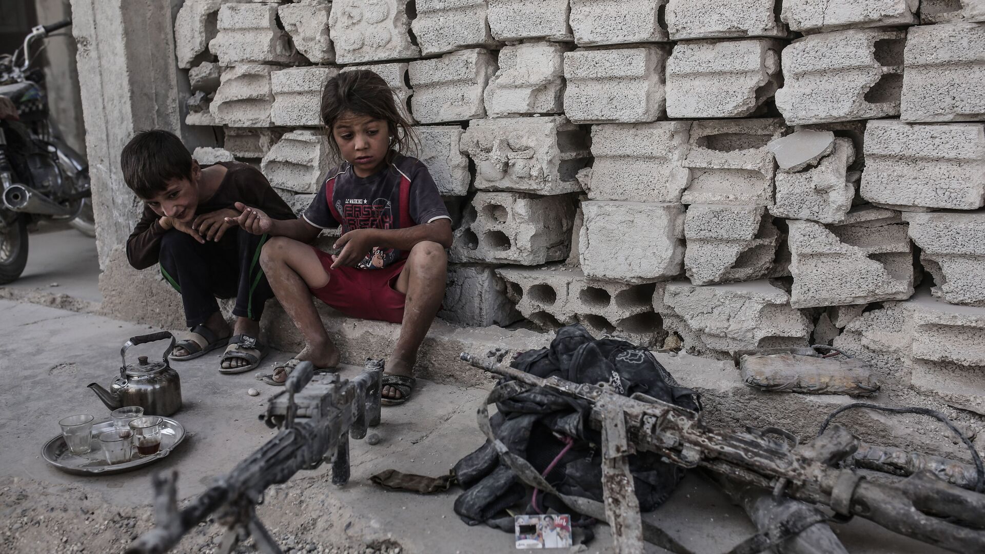 Дети смотрят на оружие, оставленное боевиками ИГ (запрещена в РФ) в Кобани, Сирия. 2015 год.  - РИА Новости, 1920, 12.02.2019