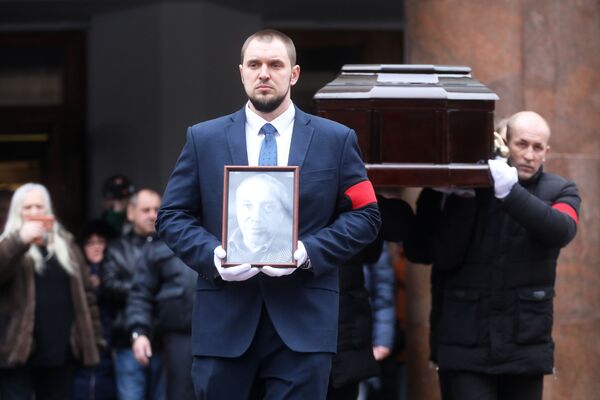 Вынос гроба с телом актера Сергея Юрского после церемонии прощания в театре имени Моссовета