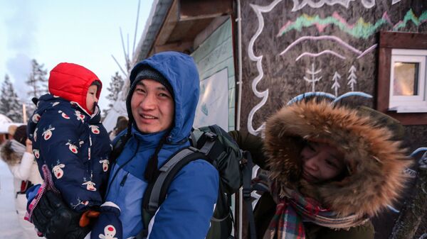Китайские туристы в саамской деревне Самь-Сыйт в поселке Ловозеро Мурманской области