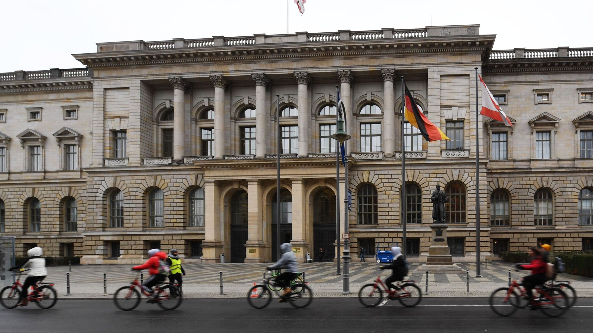 Велосипедисты едут мимо здания Палаты депутатов Берлина  - РИА Новости, 1920, 12.02.2021