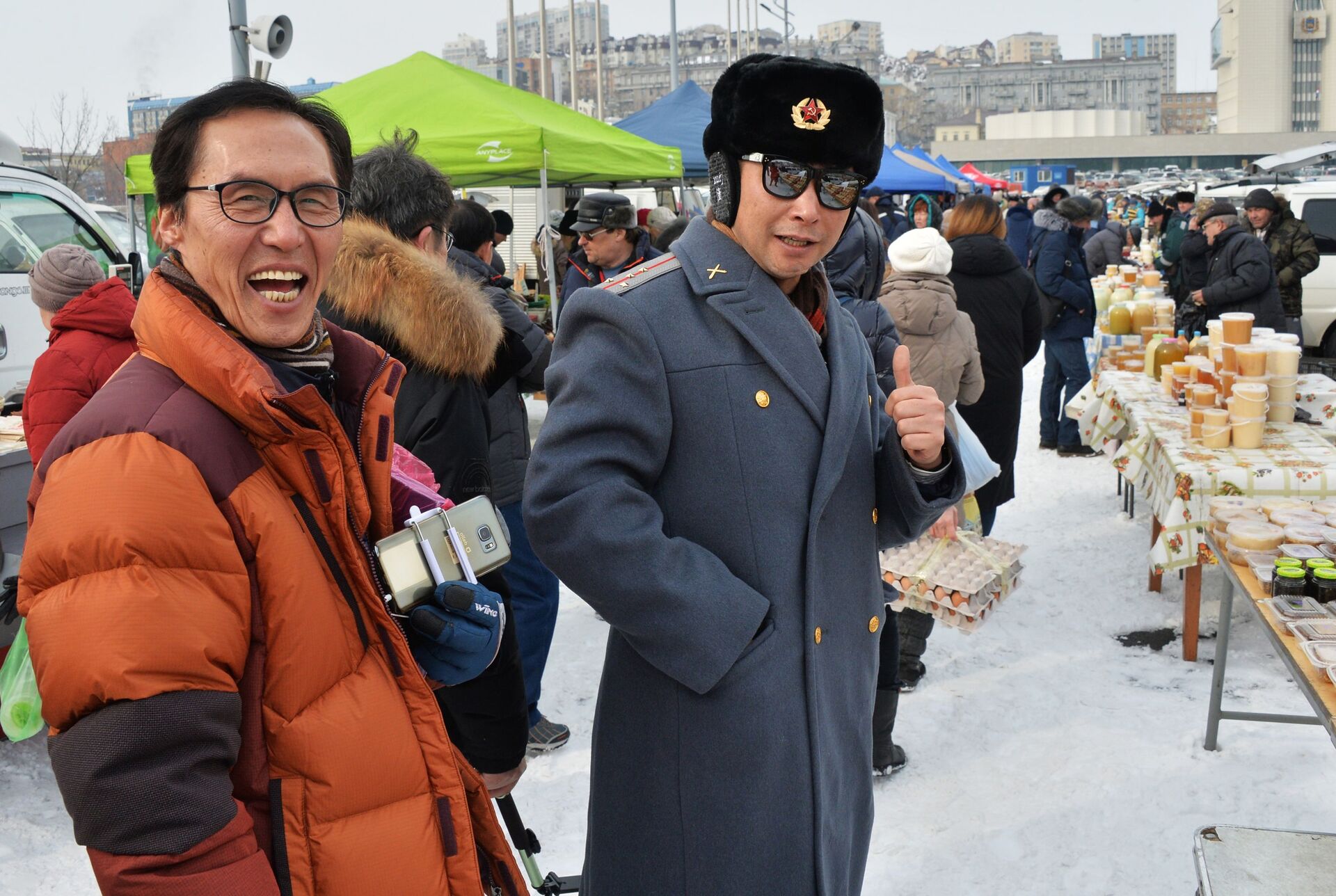 Туристы из Китая на продовольственной ярмарке на центральной площади Владивостока - РИА Новости, 1920, 01.03.2023