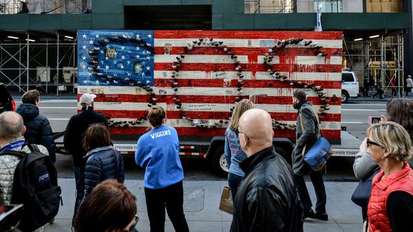 Скульптурная композиция Сделаем Америку сильнее вместе в Нью-Йорке
