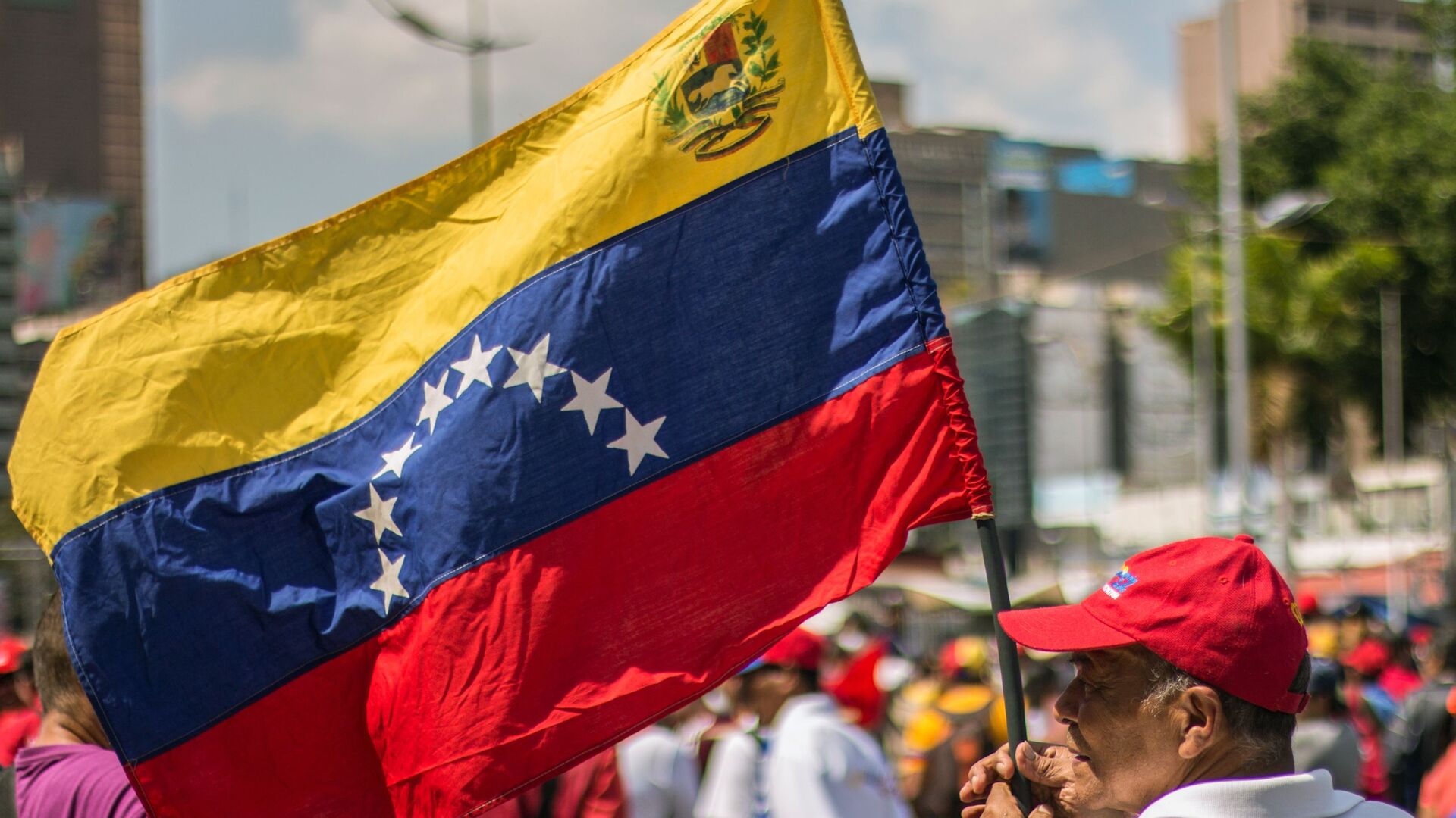 Мужчина с флагом Венесуэлы в Каракасе - РИА Новости, 1920, 13.02.2024