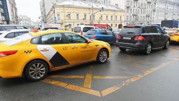 Автомобили на вафельной разметке в Москве 