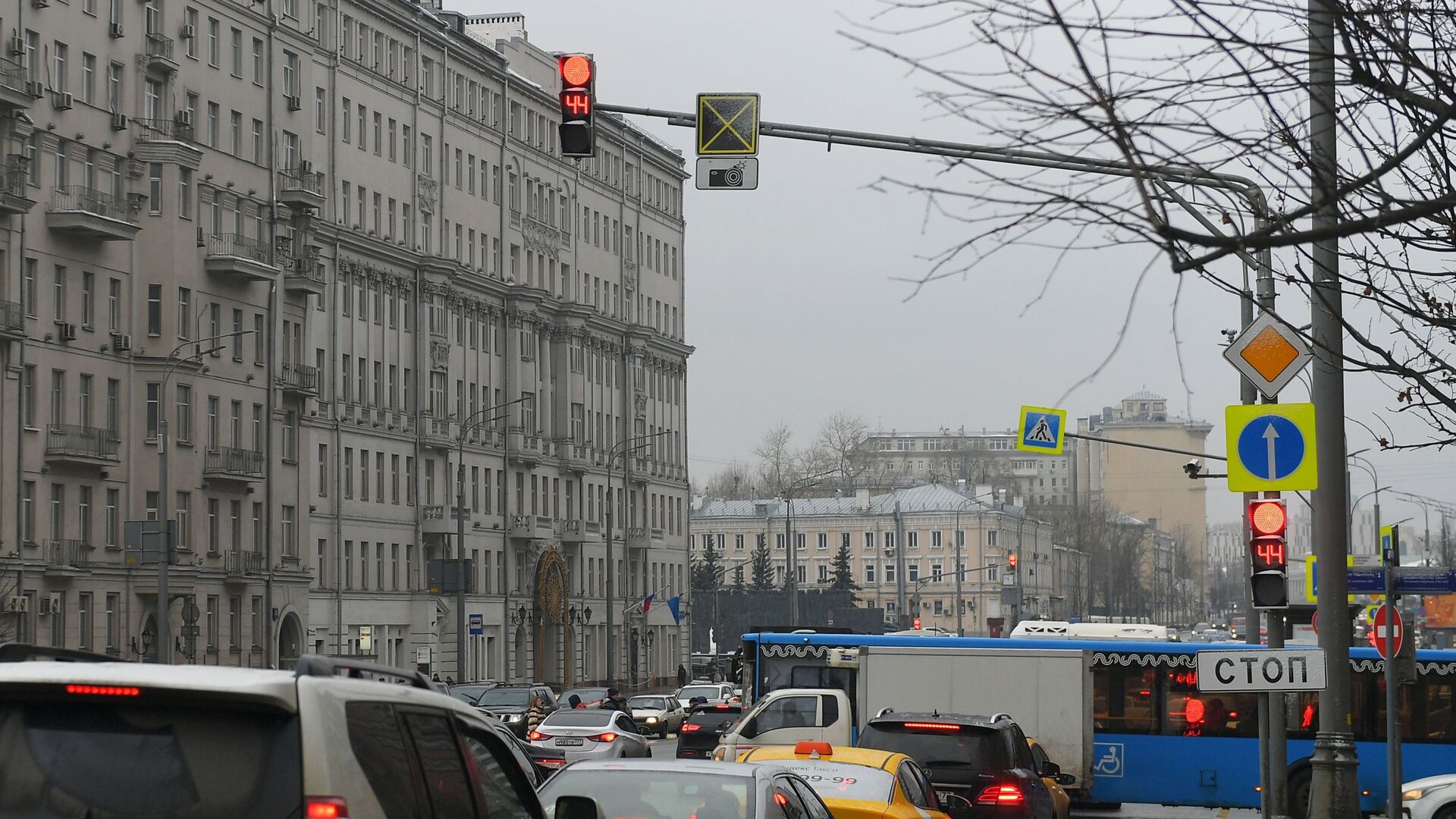 Дорожные знаки над вафельной разметкой в Москве - РИА Новости, 1920, 13.04.2022