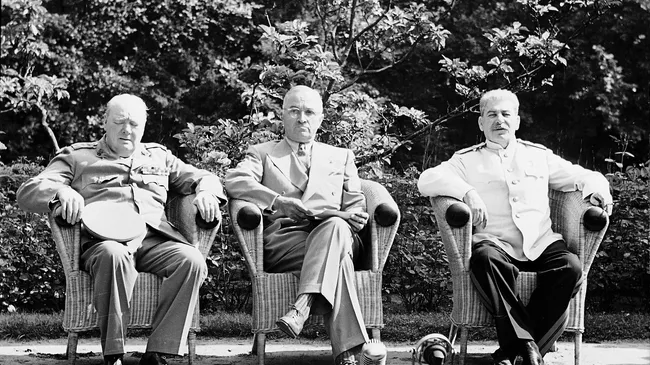 Премьер-министр Великобритании У. Черчилль, президент США Г. Трумэн, председатель Совета народных комиссаров СССР и председатель Государственного комитета Обороны СССР, Генеральный секретарь ЦК ВКП (б), И.В.Сталин на Потсдамской конференции, 1945 год 