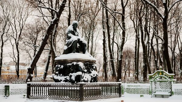 Памятник поэту, баснописцу И.А. Крылову в Летнем саду зимой в Санкт-Петербурге