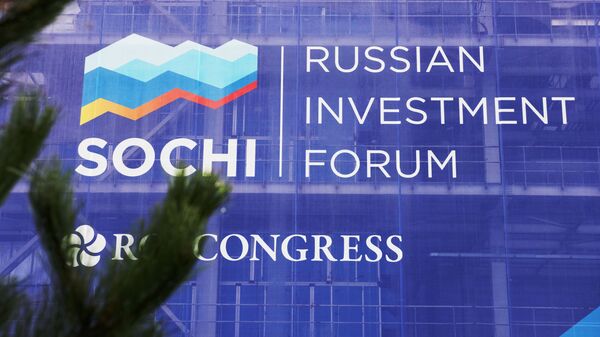 Баннер с символикой Российского инвестиционного форума 2019 на здании Главного медиацентра Олимпийского парка в Сочи