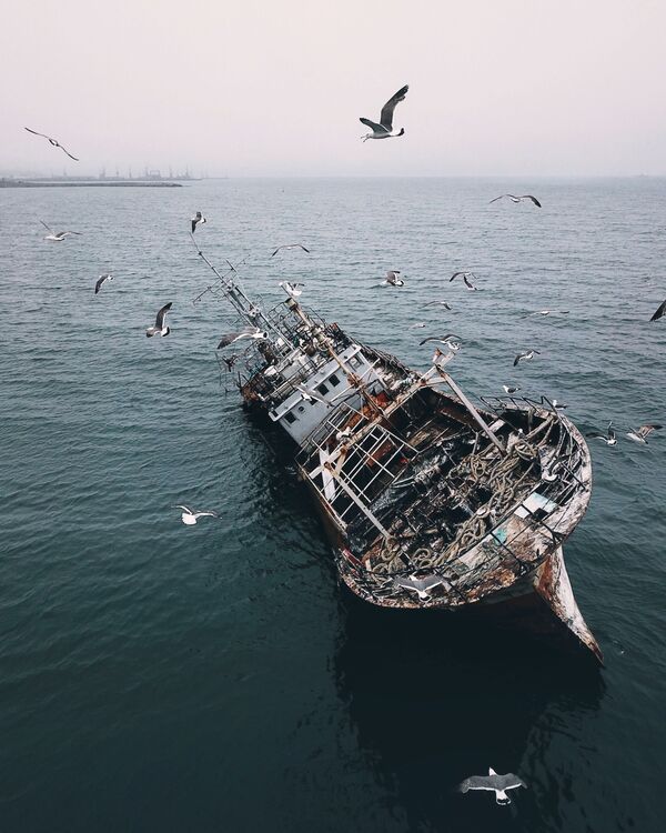 Заброшенный корабль в Корсакове. О. Сахалин. Россия