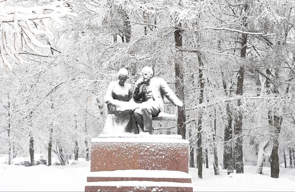 Заснеженный памятник В.И. Ленину и Н.К. Крупской на пересечении улицы Крупской и Ленинского проспекта в Москве