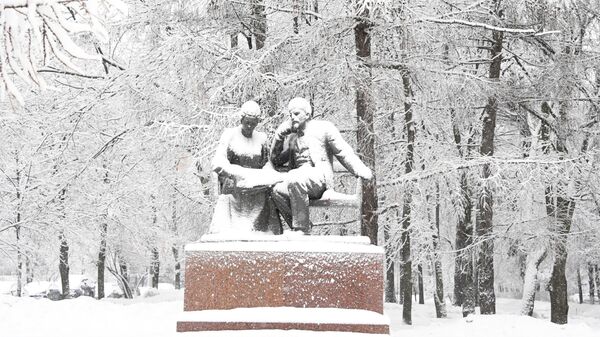 Заснеженный памятник В.И. Ленину и Н.К. Крупской на пересечении улицы Крупской и Ленинского проспекта в Москве