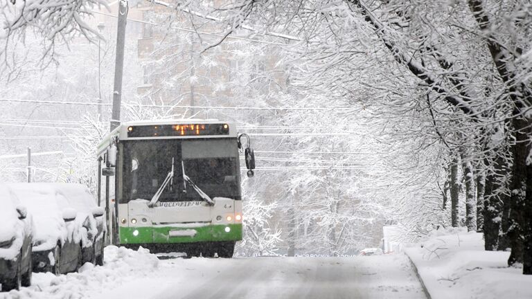 Автобус движется по заснеженной улице Крупской в Москве