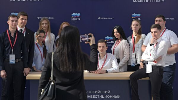 Волонтеры фотографируется у информационной стойки Российского инвестиционного форума в Сочи. 13 февраля 2019