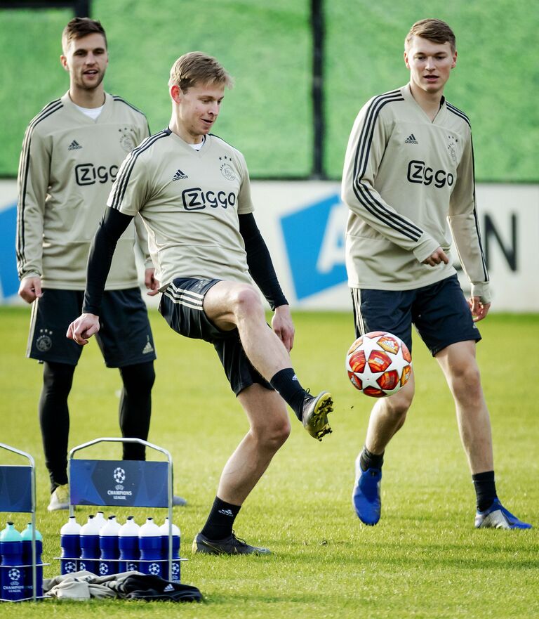 Фрэнки де Йонг (в центре)