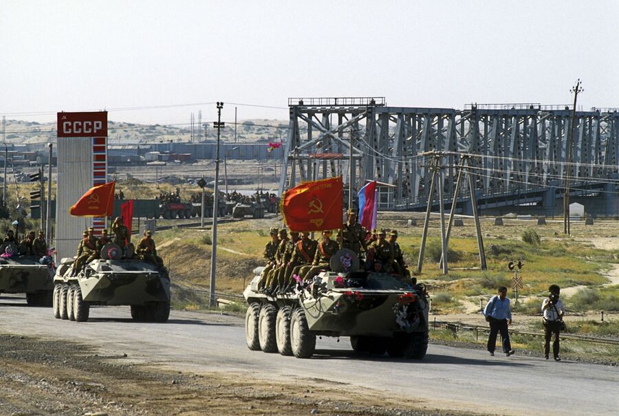 Первая колонна советских войск, возвращающихся из Афганистана, пересекла по мосту Дружбы через реку Амударью афгано-советскую границу 