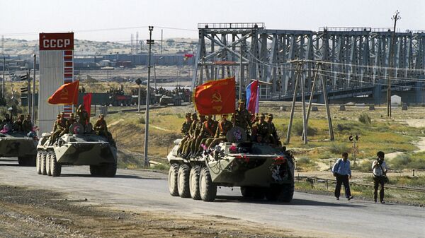 Первая колонна советских войск, возвращающихся из Афганистана, пересекла по мосту Дружбы через реку Амударью афгано-советскую границу 