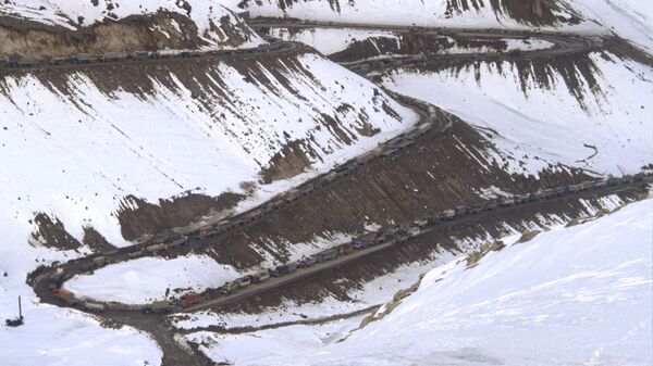 Колонны советских войск движутся через перевал Саланг в горах Гиндукуш. Республика Афганистан 