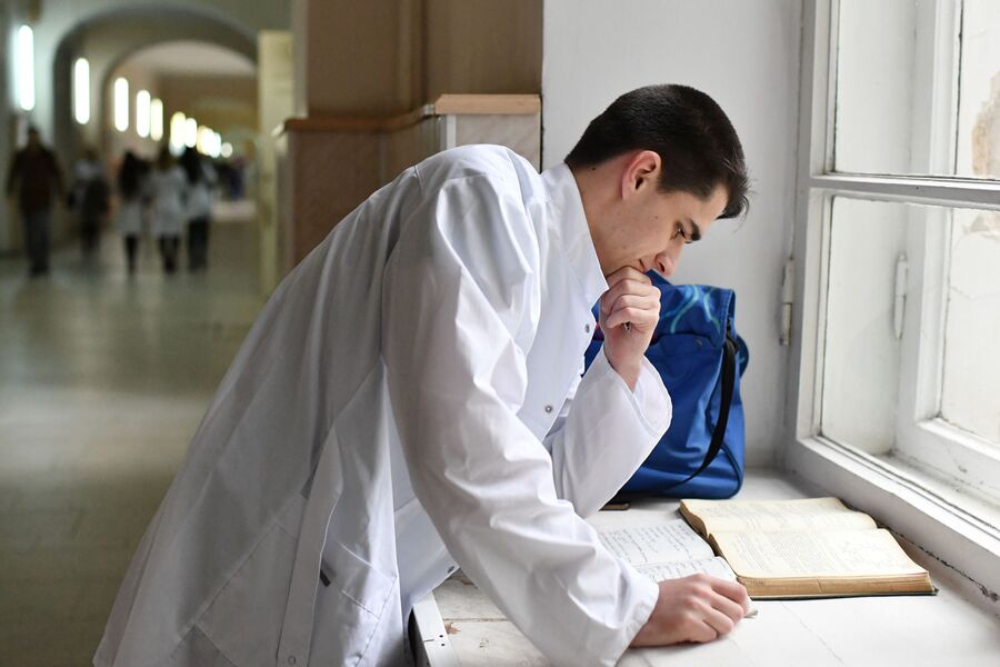 Студент в коридоре медицинской академии