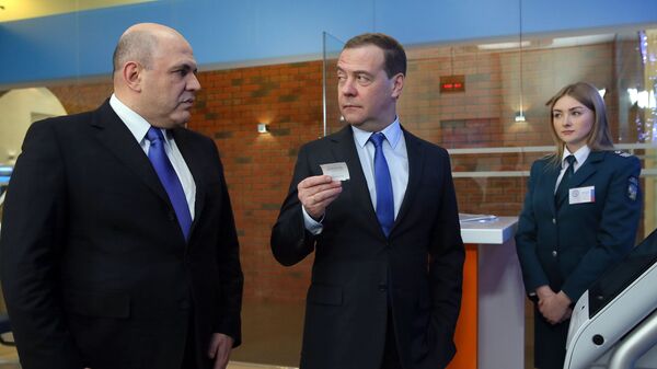 Дмитрий Медведев и Михаил Мишустин во время посещения Федеральной налоговой службы РФ