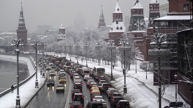 Автомобильное движение на Кремлевской набережной в Москве