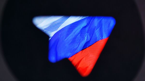 Логотип социальной сети Телеграм на фоне российского флага