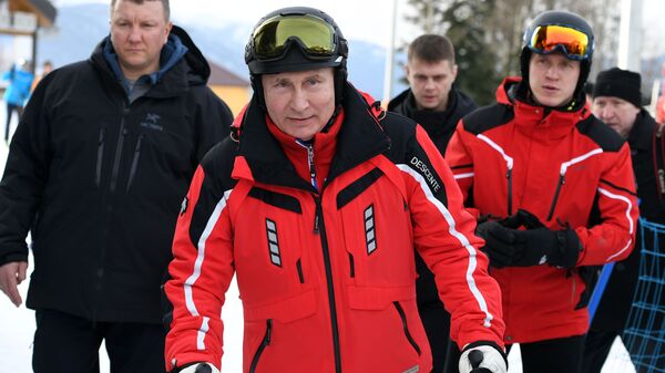 Президент РФ Владимир Путин во время катания на лыжах. 13 февраля 2019