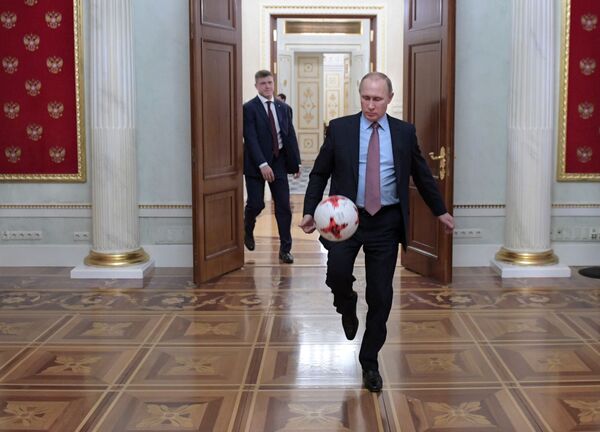 Президент РФ Владимир Путин с мячом после встречи в Кремле с президентом ФИФА Джанни Инфантино