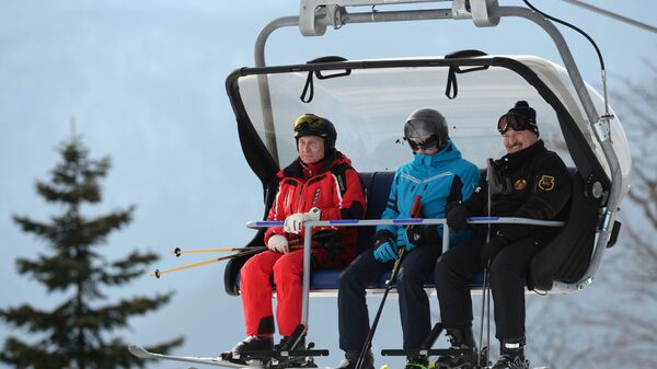 Президент РФ Владимир Путин и президент Белоруссии Александр Лукашенко с сыном Николаем во время катания на лыжах в Сочи