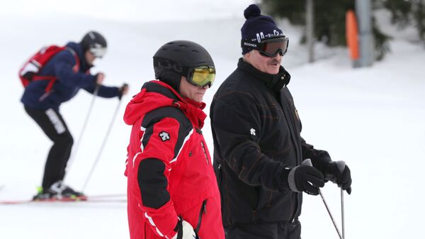Президент РФ Владимир Путин и президент Белоруссии Александр Лукашенко во время катания на лыжах в Сочи